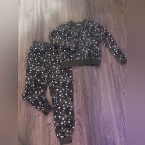 Camo/stars matching sweatsuit.